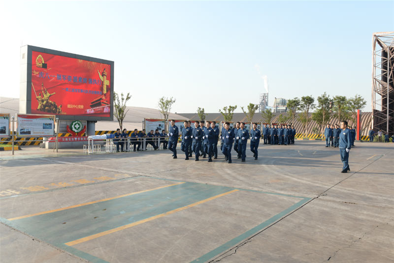 7月30日，儲(chǔ)運(yùn)中心黨委在公司交通安全警示教育基地開展“慶八一? 展軍姿? 提素質(zhì)? 強(qiáng)執(zhí)行”準(zhǔn)軍事化隊(duì)列會(huì)操展演